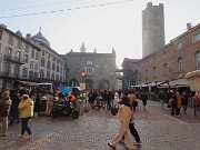 35 Piazza Vecchia affollata 